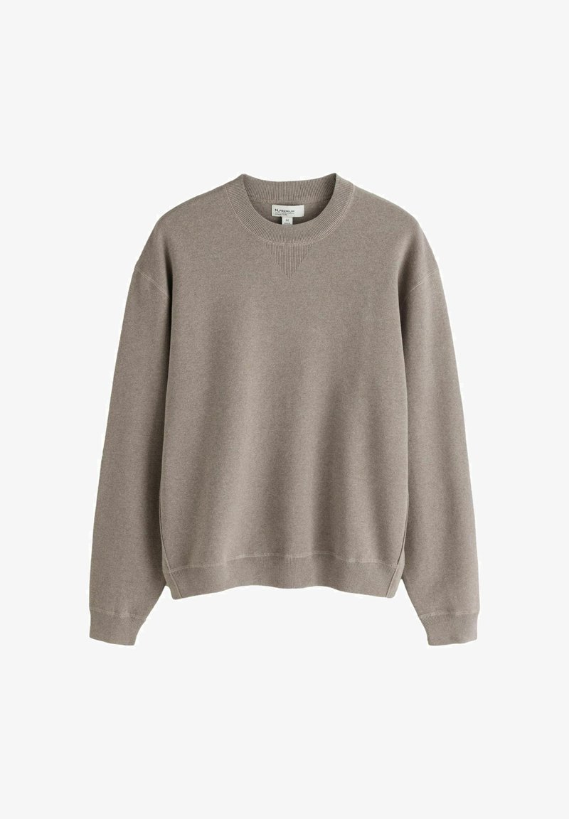 Pitkähihainen taupen värinen poolokaulusneule, jossa on resorit kauluksessa, hihansuissa ja helmassa, esitelty valkoisella taustalla.