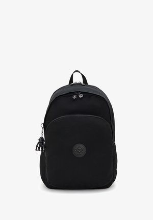 Sac à dos noir avec une texture de tissu lisse, de forme arrondie, poche zippée à l'avant et une étiquette logo noire. Comprend un porte-clés en forme de petite figure noire.
