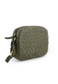 Zelená tkaná kožená taštička se zipem, s texturovaným povrchem, zaoblenými okraji a postranním páskem s kovovými doplňky.