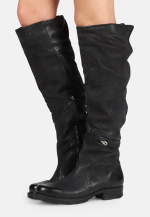 Czarne skórzane kozaki do kolan o luźnym kroju, z bocznym zamkiem błyskawicznym i niskim słupkowym obcasem. Gładka faktura i minimalne detale.