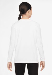 Tricou alb din bumbac, cu mânecă lungă și decolteu rotund, având o textură netedă și un design ajustat. Vederea din spate arată cusături curate și un stil simplu.