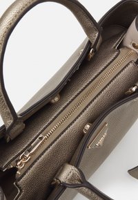 Guess MERIDIAN GIRLFRIEND SATCHEL - Håndveske - bronzo