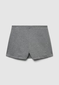 Szare spodenki w prążki wykonane z miękkiego materiału. Charakteryzują się luźnym krojem i prostym cięciem oraz przeszytymi brzegami. Brak kieszeni ani widocznych elementów metalowych.