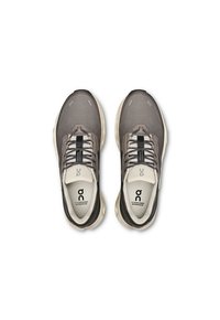 Szare buty do biegania z teksturowaną siateczkową cholewką, czarnymi akcentami, sznurówkami i cushioned sole. Wewnątrz znajduje się branding "Cloudrunner Waterproof".