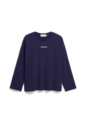 Marineblauwe longsleeve t-shirt van katoen, met een ronde hals en een klein wit "ARMEDANGELS" logo op de borst.