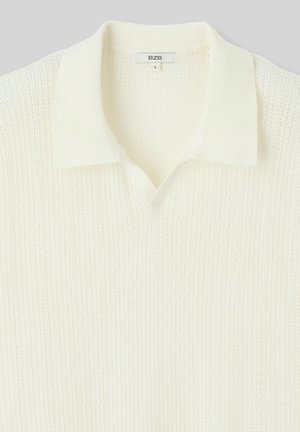 Polo en tricot de couleur écrue avec un motif texturé, comportant un décolleté en V et un col uni. Étiquette indiquant "B2B," taille L.