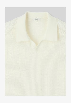 Polo en tricot de couleur écrue avec un motif texturé, comportant un décolleté en V et un col uni. Étiquette indiquant "B2B," taille L.
