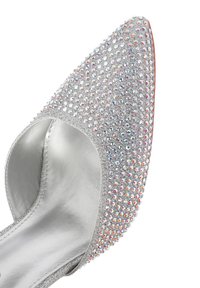 Scarpa con tacco alto argentea con punta affusolata, decorata da numerosi strass brillanti sulla tomaia, con una fodera metallica liscia.