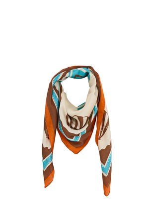 Pañuelo de seda con patrón geométrico en naranja, marrón, crema y turquesa, doblado en forma triangular con extremos puntiagudos colgando hacia abajo.