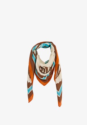 Pañuelo de seda con patrón geométrico en naranja, marrón, crema y turquesa, doblado en forma triangular con extremos puntiagudos colgando hacia abajo.