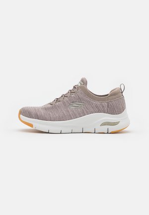 Zapatilla de running de un suave color malva con parte superior de punto texturizado, suela blanca acolchada y acento de suela en naranja. Presenta el logotipo y un diseño de soporte para el arco.