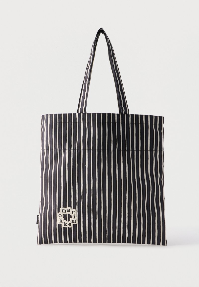Τσάντα tote με κάθετες ρίγες σε ασπρόμαυρο χρώμα, δύο χερούλια και ένα μικρό ταμπελάκι με τη λέξη "marimekko" κοντά στην κάτω αριστερή γωνία.