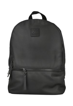 Mochila negra con asa superior, bolsillo delantero con cremallera y un pequeño parche de marca que dice "Xti Urban Brand" en la sección superior.