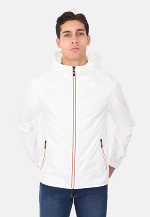 Giacca leggera bianca con cappuccio, caratterizzata da una zip arancione e tasche laterali. Il design include polsini elasticizzati e una superficie liscia.