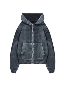 Felpa grigia con zip realizzata in tessuto testurizzato. Presenta una grande tasca frontale, polsini a coste e un cappuccio strutturato.