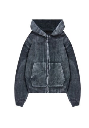 Felpa grigia con zip realizzata in tessuto testurizzato. Presenta una grande tasca frontale, polsini a coste e un cappuccio strutturato.