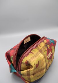 Piccola pochette colorata con cerniera, stampa di una mappa e rifiniture marroni, parzialmente aperta che mostra l'interno nero e l'etichetta del marchio all'interno.