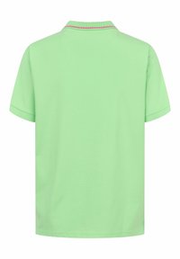 Polo vert clair à manches courtes avec col présentant une fine bande rouge et blanche, vu de dos sur fond blanc.