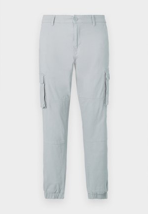 Jasnoszare spodnie cargo z przednim guzikiem, bocznymi kieszeniami z klapami, szwami na kolanach oraz elastycznymi mankietami na kostkach.
