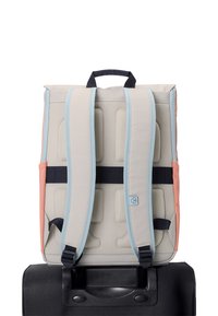 Könnyű hátizsák párnázott, állítható szürke pántokkal, bézs hálós anyagból és korall színű részletekkel. Jellemzője a függőleges fogantyú és a texturált hátsó panel.