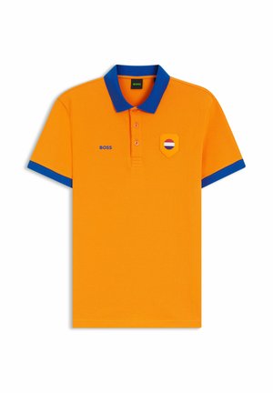 Oranssi poolopaita, jossa sininen kaulus ja hihansuut, kolmen napin nappilista, "BOSS"-logo rinnassa ja merkki, jossa on punaisen, valkoisen ja sinisen värinen ympyrä.