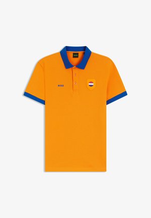 Pomarańczowa koszulka polo z niebieskim kołnierzem i brzegami rękawów, listwą na trzy guziki, logo "BOSS" na piersi oraz naszywką z kołem w kolorach czerwonym, białym i niebieskim.