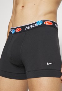 Nike Underwear TRUNK 3 PACK - Boxerbriefs - apricot/blue/black