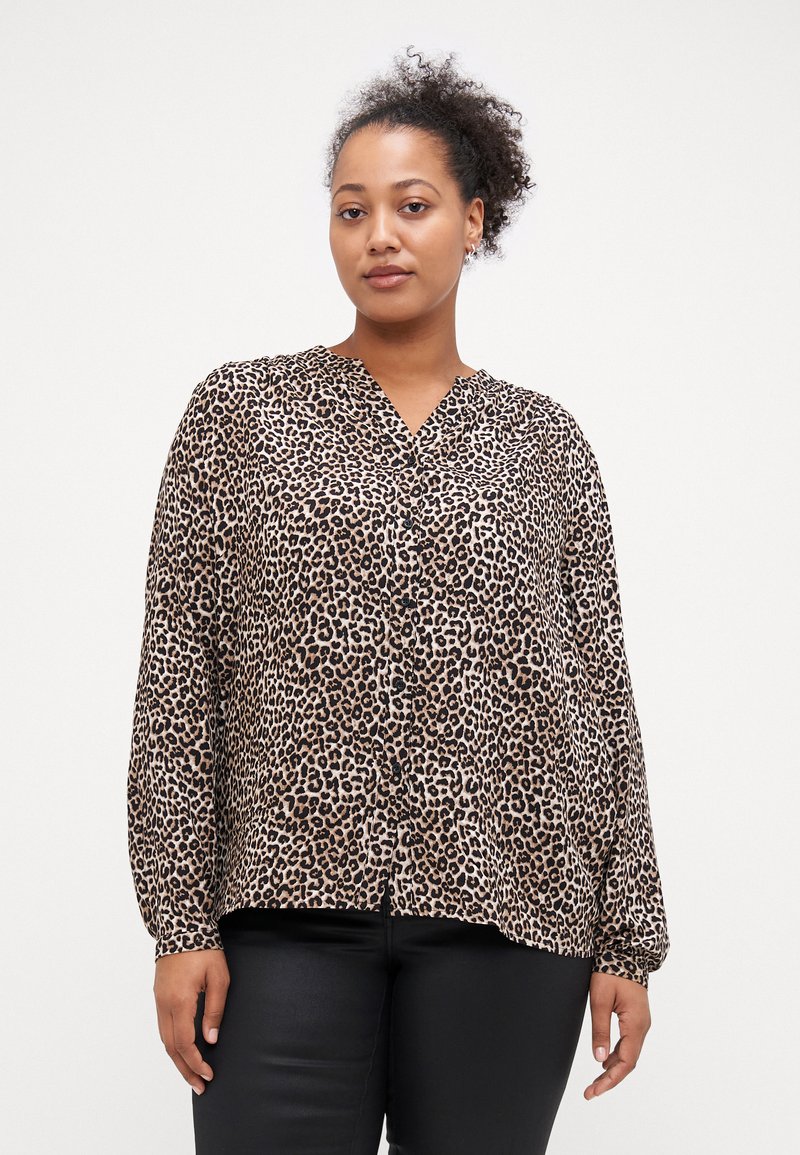Μπλούζα με λεοπάρ μοτίβο, μακρυμάνικη, σε καφέ και μαύρο χρώμα, με V-λαιμόκοψη, κούμπωμα με κουμπιά και ελεύθερη γραμμή με μανίκια που κλείνουν.