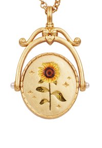 Kultainen riipuskaulakoru, jossa on kaiverrettu auringonkukkakuvio, helmikoriste ja koristeellisia tähtiä teksturoidulla pyöreällä taustalla.