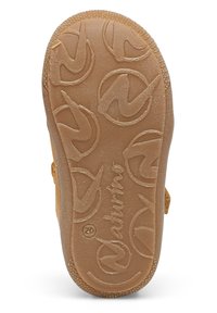 Brązowa gumowa podeszwa buta z teksturowanym wzorem gripu z okrągłymi logo i wytłoczonym na niej nazwą marki "Naturino". Gładka powierzchnia z zaokrąglonymi krawędziami.