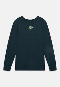Mørkeblå langermet skjorte med rund hals. Har et lite grafisk motiv i lys grønn på øvre rygg. Myk stofftekstur.