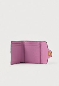 Violet tekstūruotas odinis piniginė, atidaryta, rodanti kelis kortelių skyrius ir auksinį sagtį ant užsegimo.