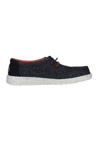 Scarpa blu navy con dettagli arancioni, suola bianca maculata, punta rotonda e design con lacci. La parte posteriore presenta un pannello blu navy uniforme.