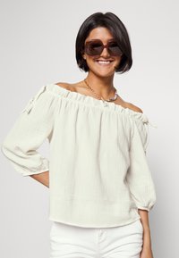 ONLY ONLTILLA THYRA OFF SHOULDER - Blusa - cloud dancer