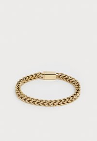 Gullfarget armbånd med en flettet kjededesign, som har en glatt, metallisk lås. Skinnende, glatt tekstur.