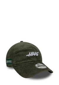 Zielona czapka z kordurowego materiału z haftowanym białym logotypem "HAAS", z płaskim daszkiem, regulowanym paskiem oraz metką MoneyGram z boku.