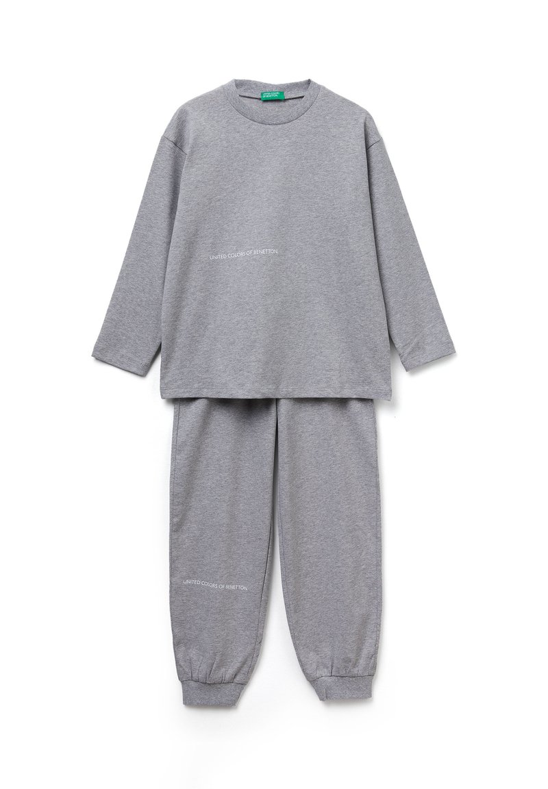 Šedý set s dlouhým rukávem a odpovídajícími joggovými kalhotami s nápisem "United Colors of Benetton" na obou kusech, bavlněná látka, volný střih.