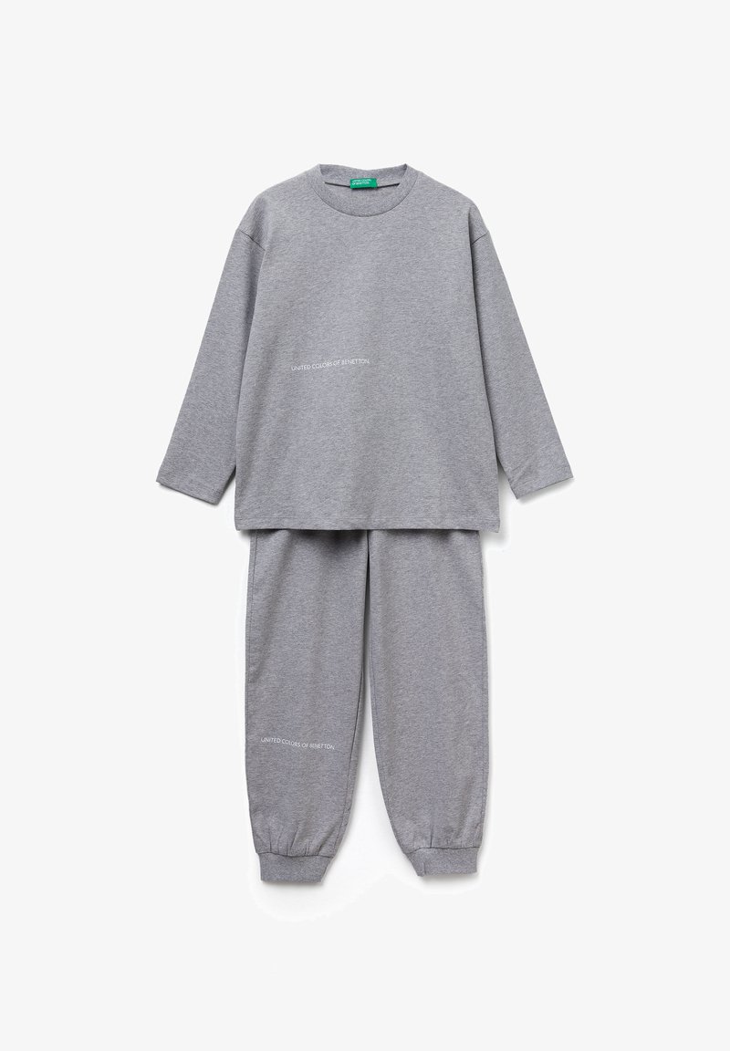 Šedý set s dlouhým rukávem a odpovídajícími joggovými kalhotami s nápisem "United Colors of Benetton" na obou kusech, bavlněná látka, volný střih.