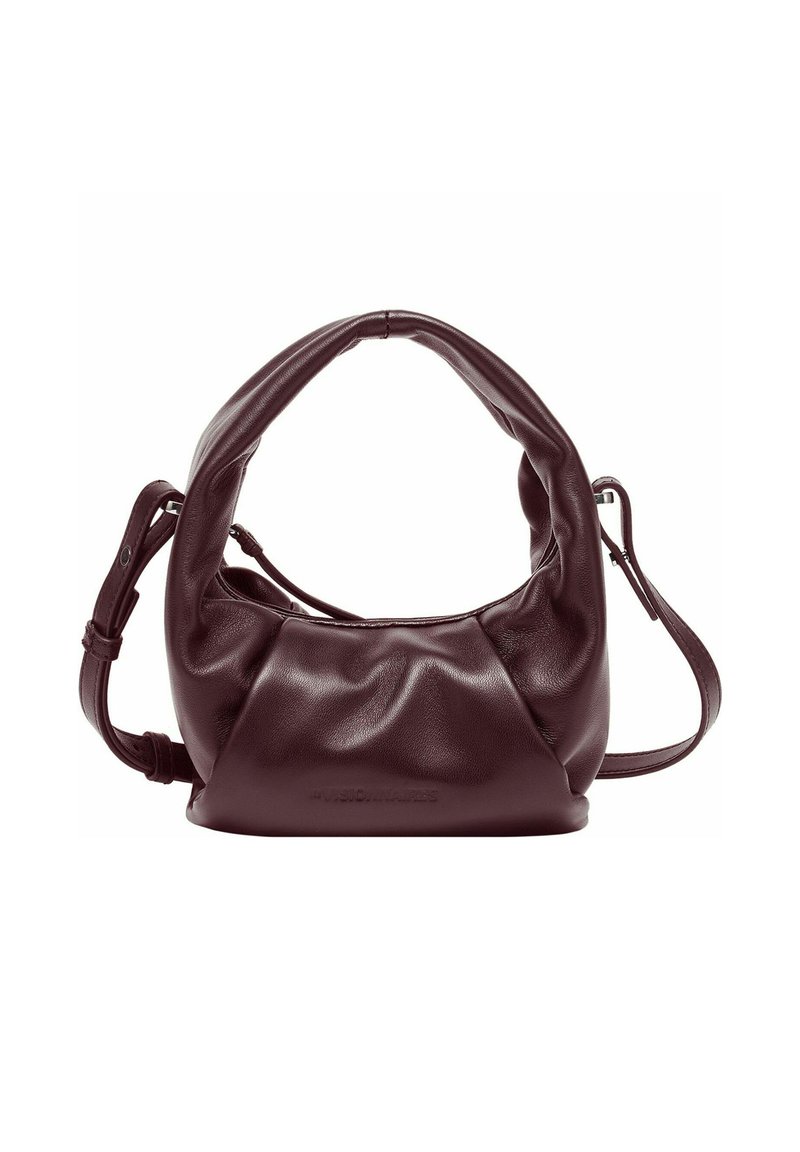 Borsa a tracolla in pelle bordeaux con una forma arrotondata, un design piegato e una tracolla regolabile. Texture liscia con hardware ridotto al minimo.