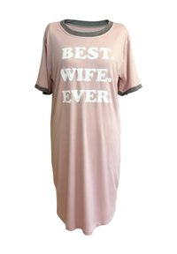 Vaaleanpunainen lyhythihainen yöpaita harmailla somisteilla. Edessä paksulla valkoisella tekstillä "BEST. WIFE. EVER." Pehmeää kangasta, rento istuvuus.