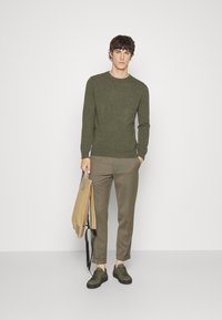 pure cashmere MEN CREW NECK SWEATER - Camisola - military