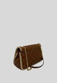 Borsa a tracolla marrone trapuntata con bordo beige morbido. Presenta una tracolla in catena dorata e un accento in pelle a contrasto. Forma rettangolare.