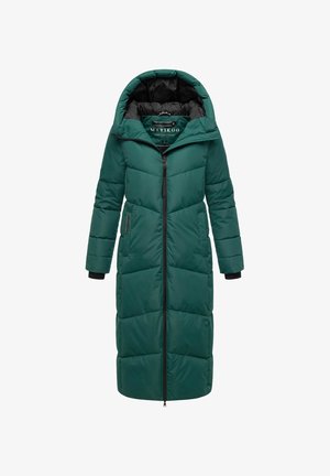 Cappotto invernale lungo, imbottito, di un verde scuro, con cappuccio, cerniera frontale, tasche laterali e rivestimento interno nero su maniche e cappuccio.