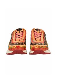 Sneaker colorati con design a stampa leopardo, dotati di lacci corallo, cuciture multicolori e una suola testurizzata. Forma della punta arrotondata.
