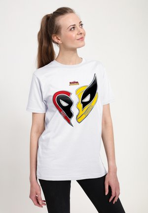 Hvid bomulds T-shirt med et rødt og gult delt design med sorte øjenmasker. Teksten siger "BEDSTE VENNER" i rødt og "VENNER" i gult.