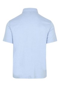 Lichtblauw poloshirt met korte mouwen en een klassieke kraag, met een gladde textuur en een rechte zoom, zonder zichtbare logo's of patronen.