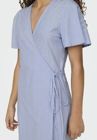 Blauwe en witte gestreepte wikkeljurk met korte mouwen, V-hals, zijstrikdetail en een gladde stoftextuur.