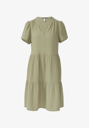 Sukienka z krótkim rękawem, warstwowa, wykonana z teksturowanej, jasnoniebieskiej tkaniny; ma dekolt w serek i bufiaste rękawy.