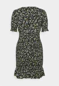 Robe noire longueur genoux avec un petit motif floral blanc, violet et vert, manches bouffantes, taille ajustée et ourlet à volants.