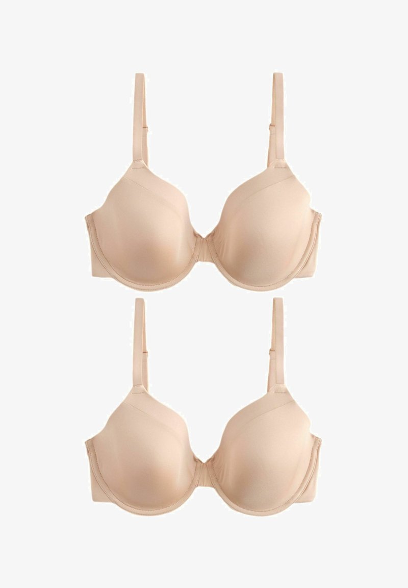 Zwei identische beige Bügel-BHs mit verstellbaren Trägern, glatten, geformten Cups, flach auf weißem Hintergrund dargestellt.